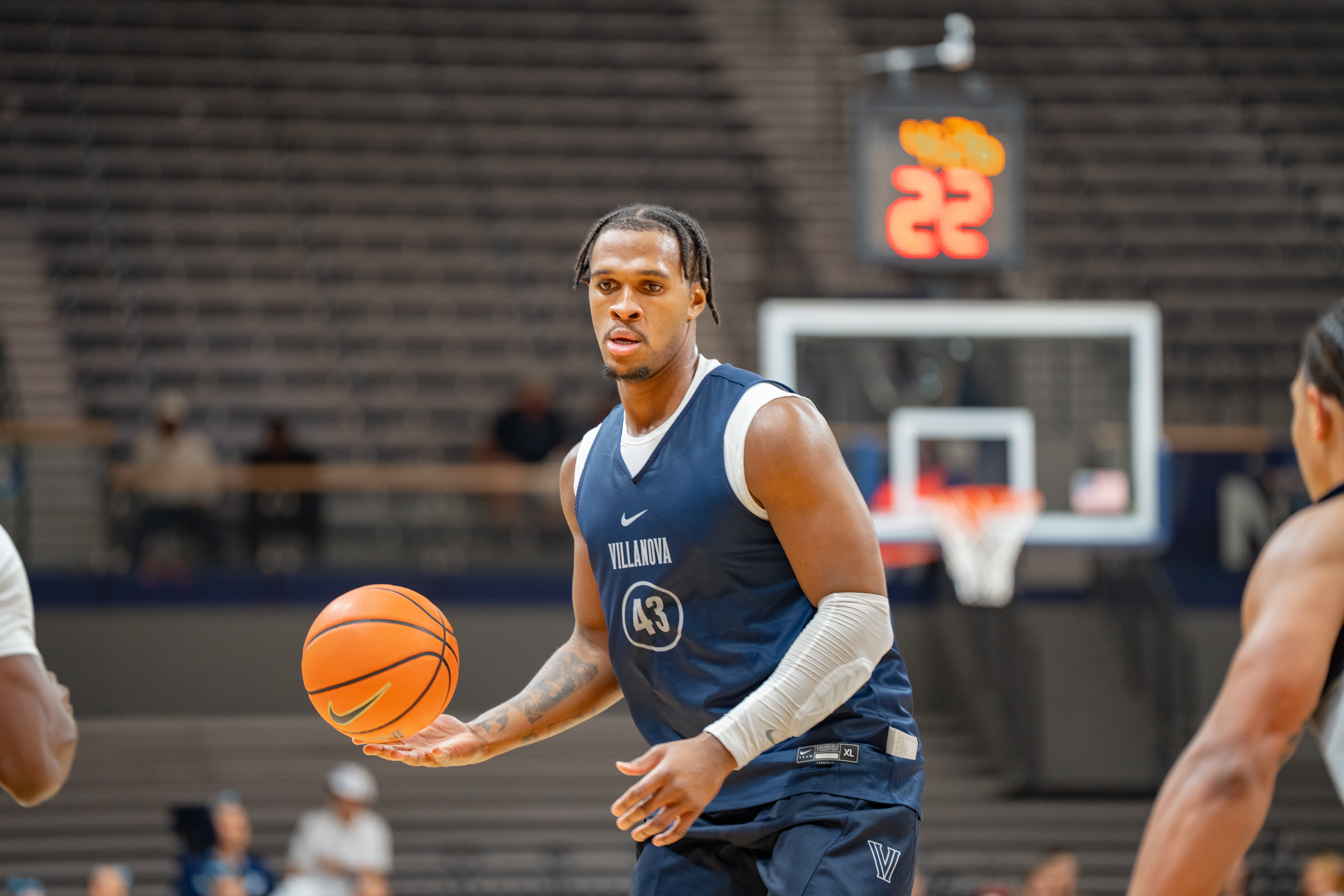 Villanova basketball player Eric Dixon (Photo credit: Dylan Johnson, CBB Review)