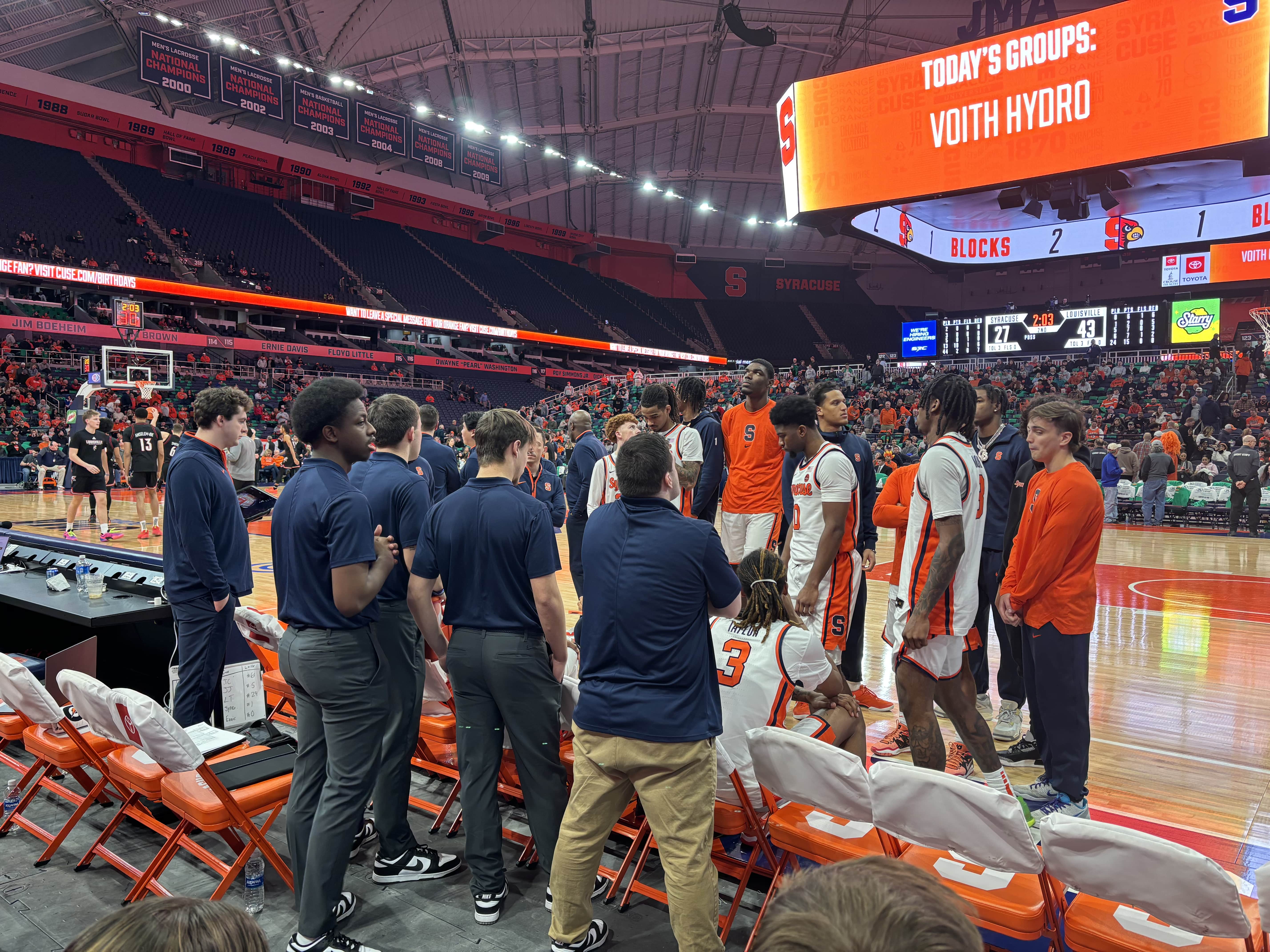 Syracuse basketball sits in a huddle before the second half against Louisville (Photo credit: Madison Hricik, CBB Review)