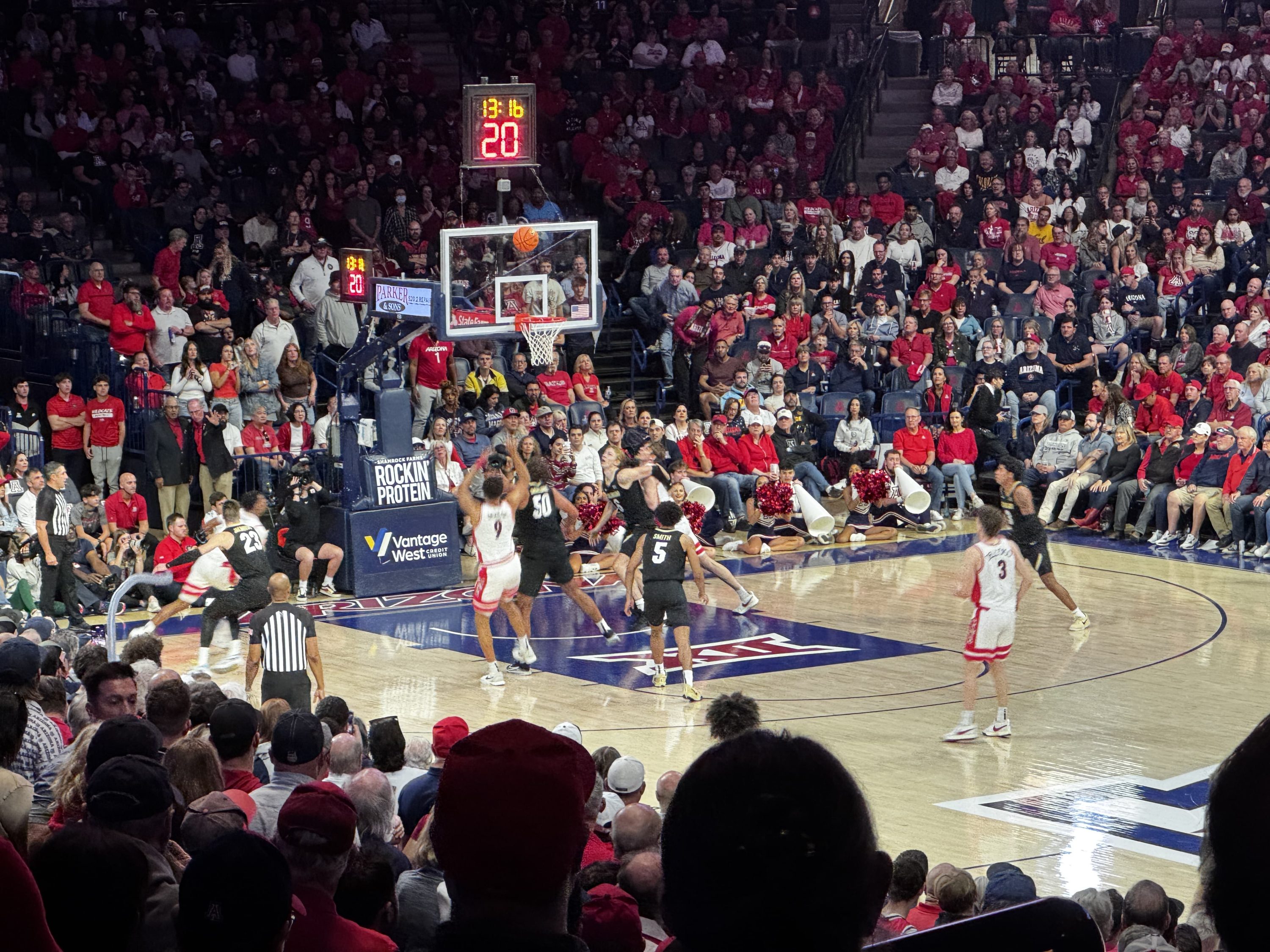 Arizona basketball on offense against the Colorado Buffaloes on Jan. 25. (Photo Credit: Reed Lofstedt, CBB Review)