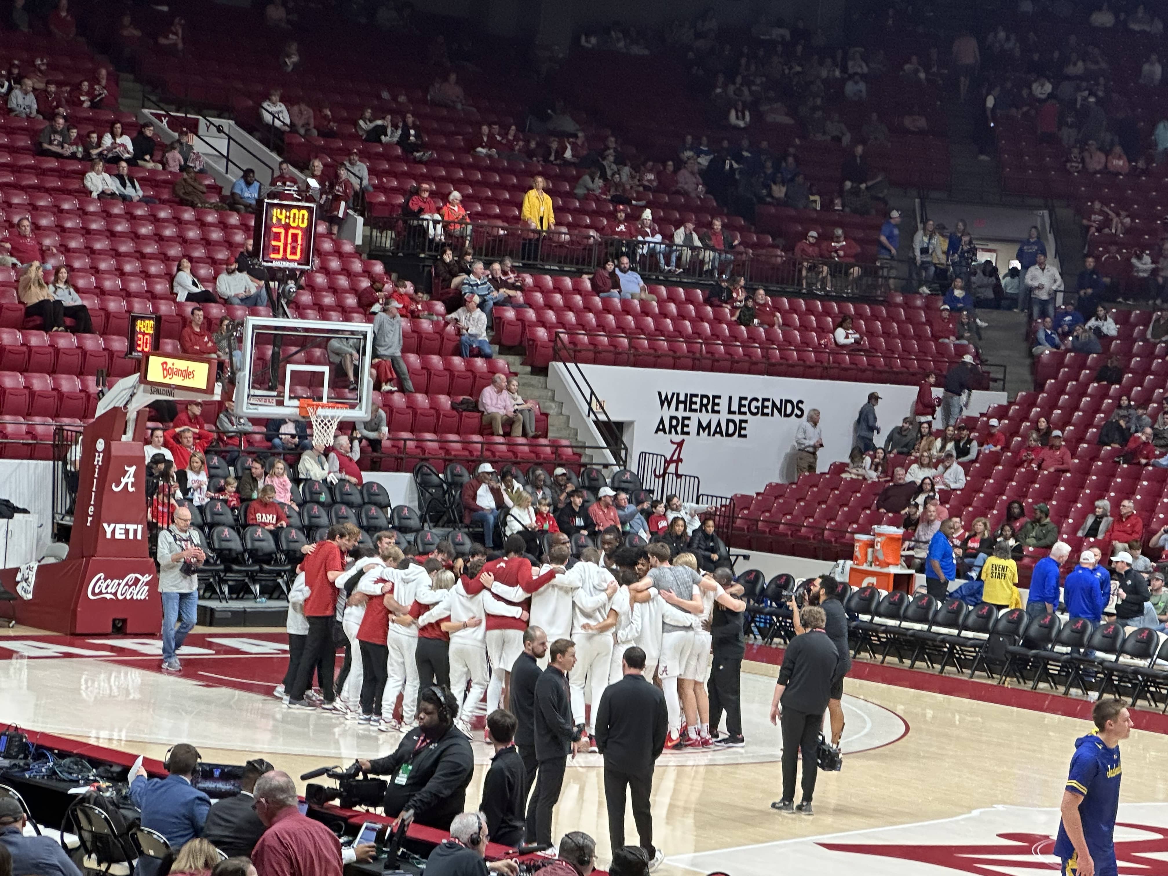 Alabama Basketball team huddled up. (Photo credit: Nick Elliott, CBB Review).
