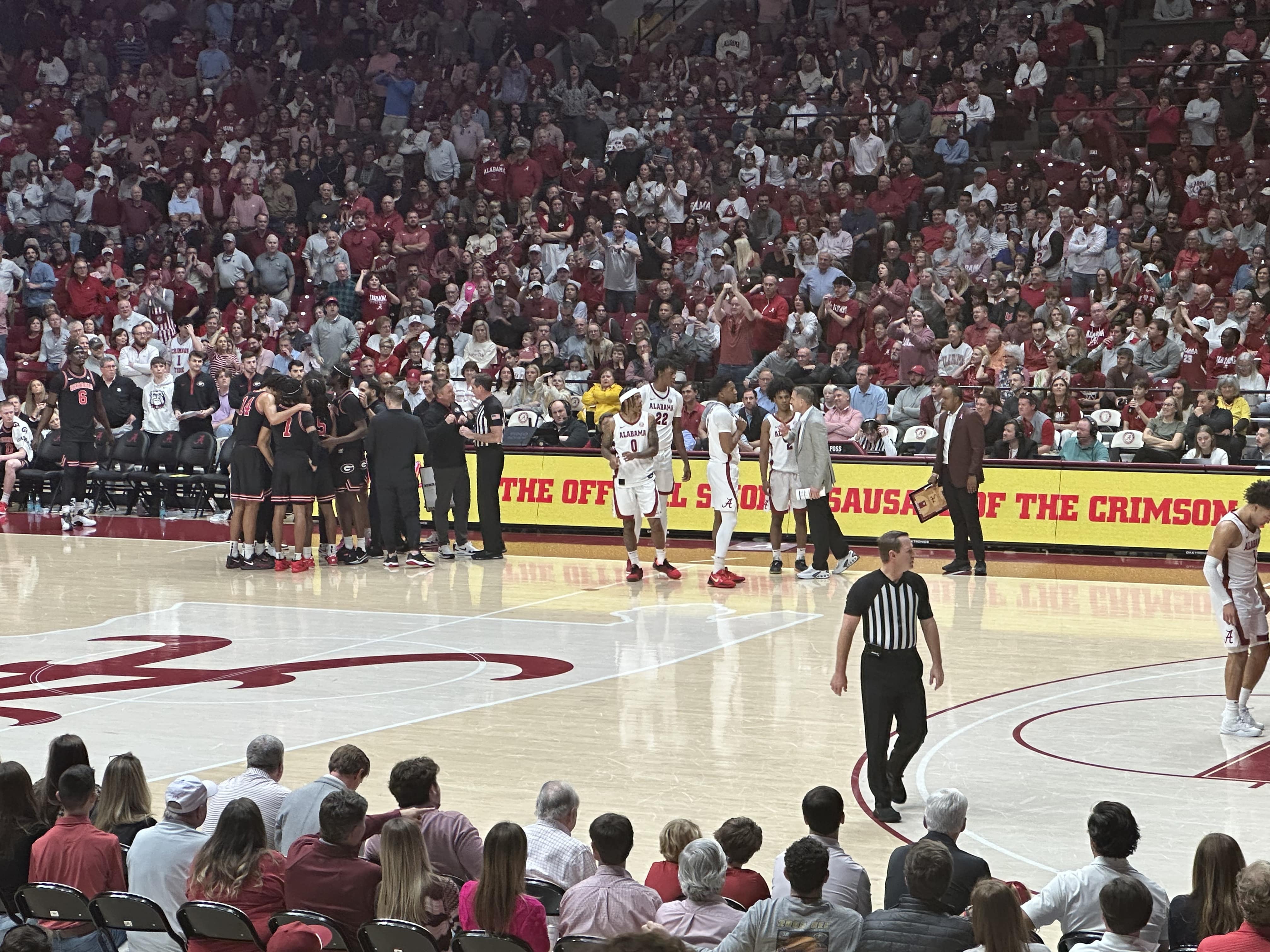 Alabama Basketball players huddle around Coach Nate Oats after Georgia Coach Mike White picks up technical foul. (Photo credit: Nick Elliott, CBB Review)