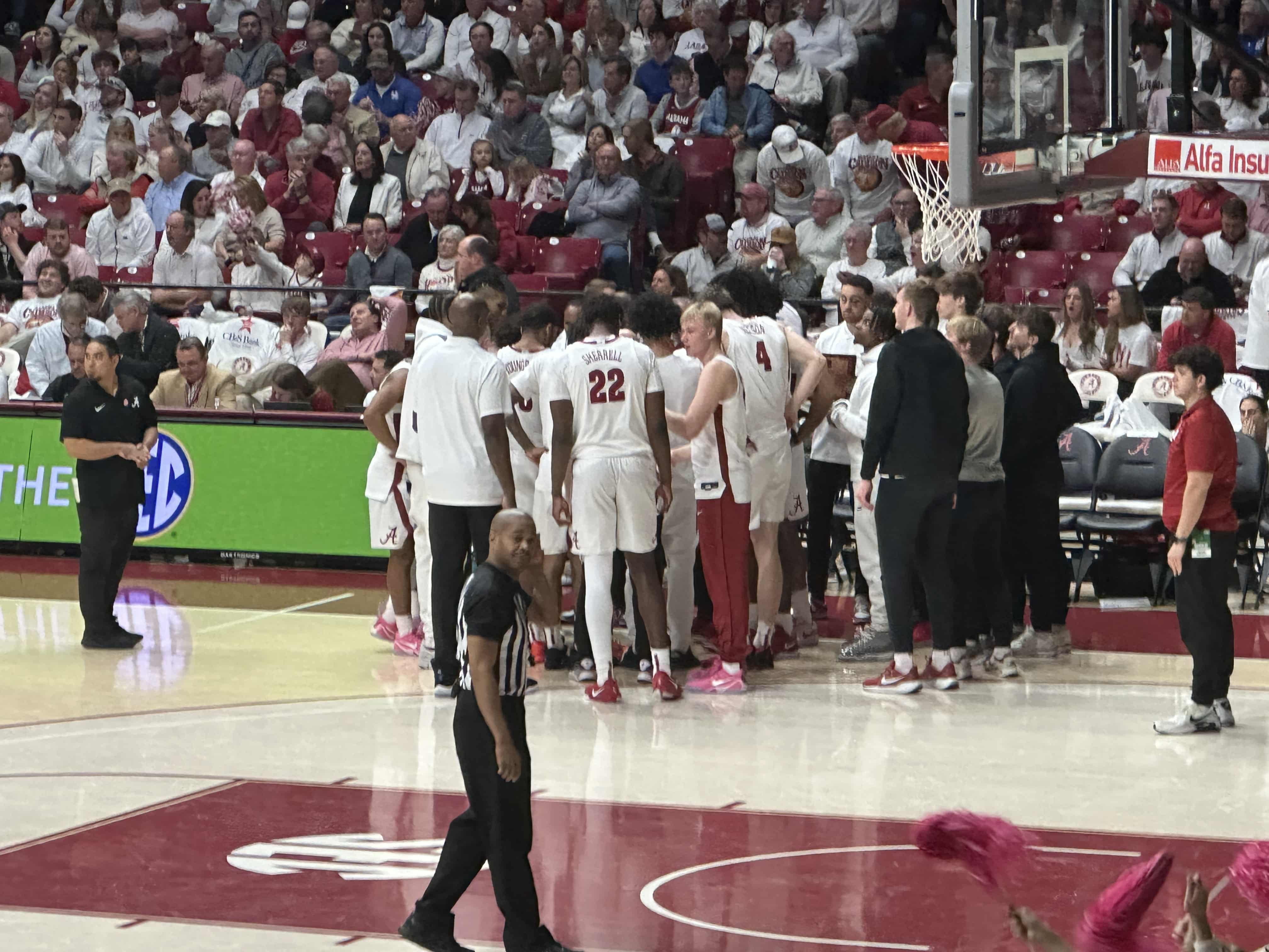 Alabama Basketball team in the huddle getting ready for the start of the second half against Kentucky. (Photo credit: Nick Elliott, CBB Review)