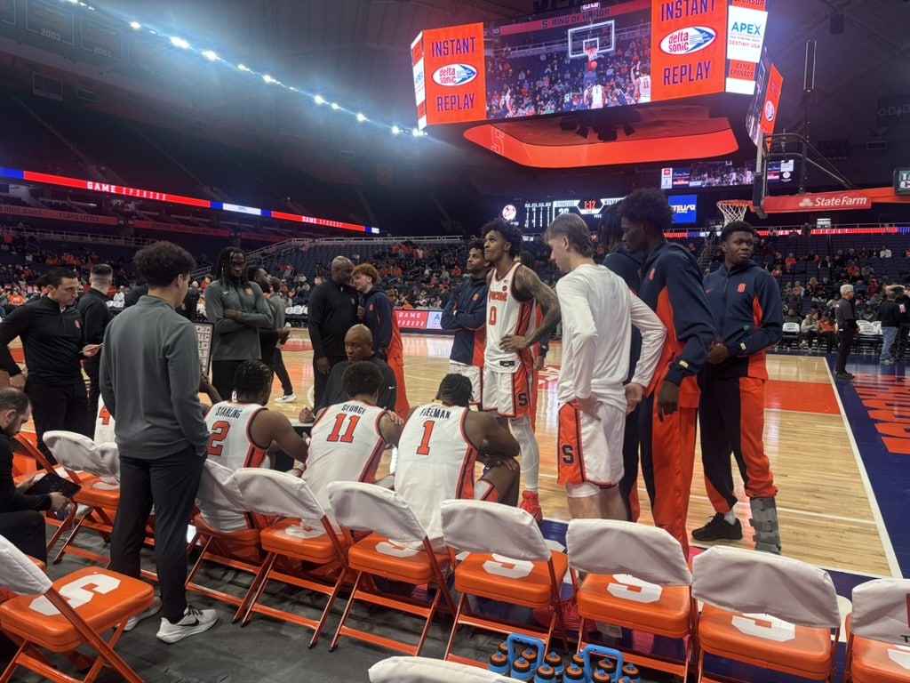 Syracuse basketball during timeout vs Monmouth Hawks (Photo credit: Jack Nevins, CBB Review)