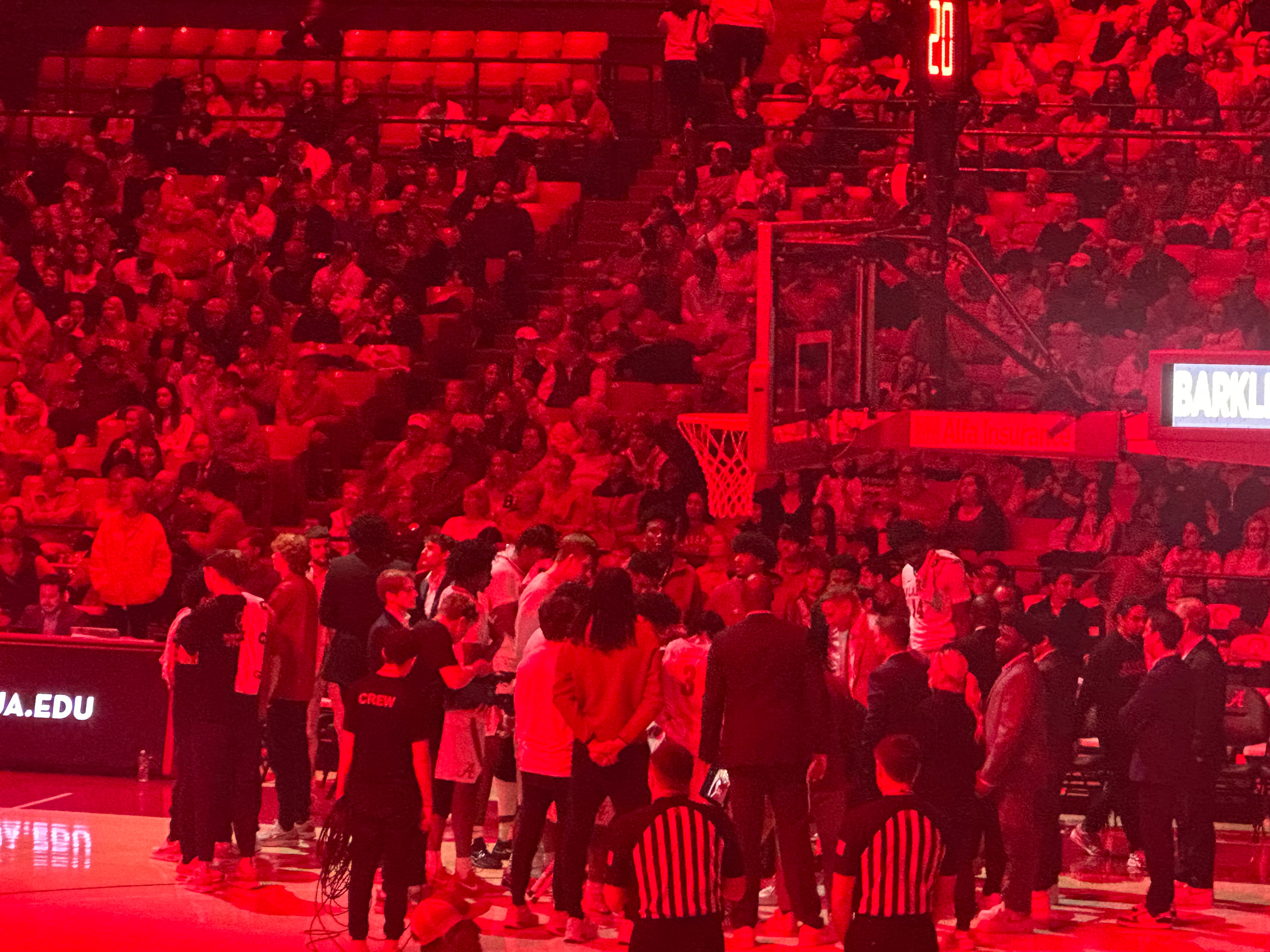 Alabama basketball team in huddle against Missouri. (Photo credit: Nicholas Elliott CBB Review)